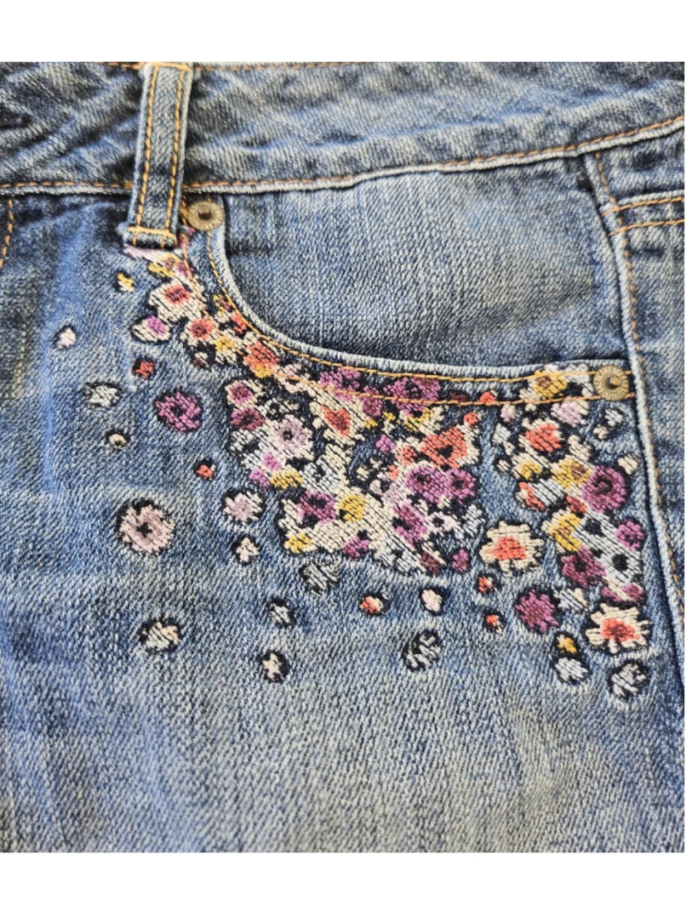 American Eagle Floral Embroidered Distressed Denim Cutoff Shorts Size 8 - Picture 3 of 5